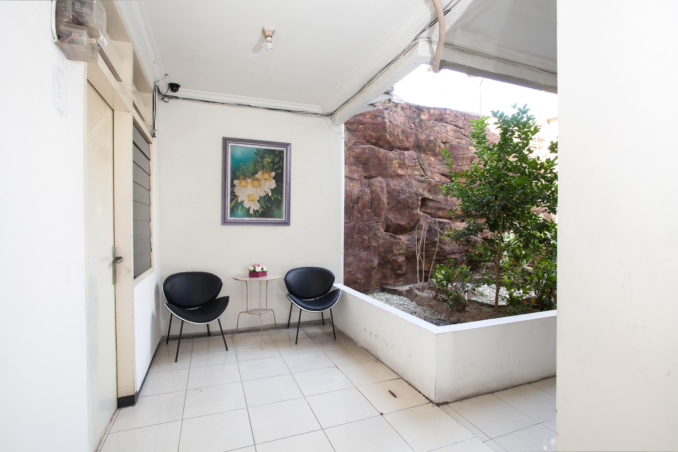 Dukuh Kupang Mitra Reddoorz Hotel 2*