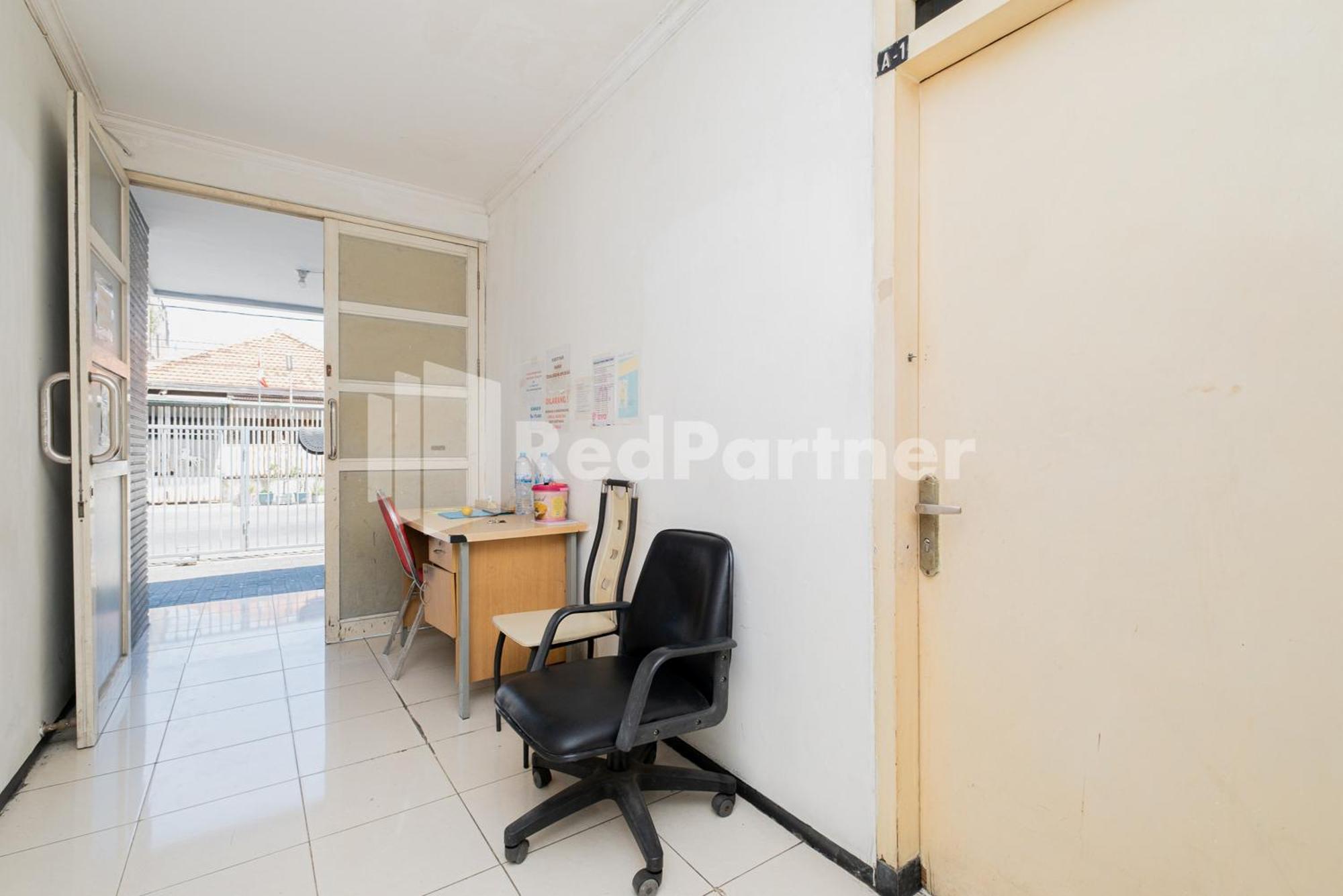 Hotel Dukuh Kupang Mitra Reddoorz 2*