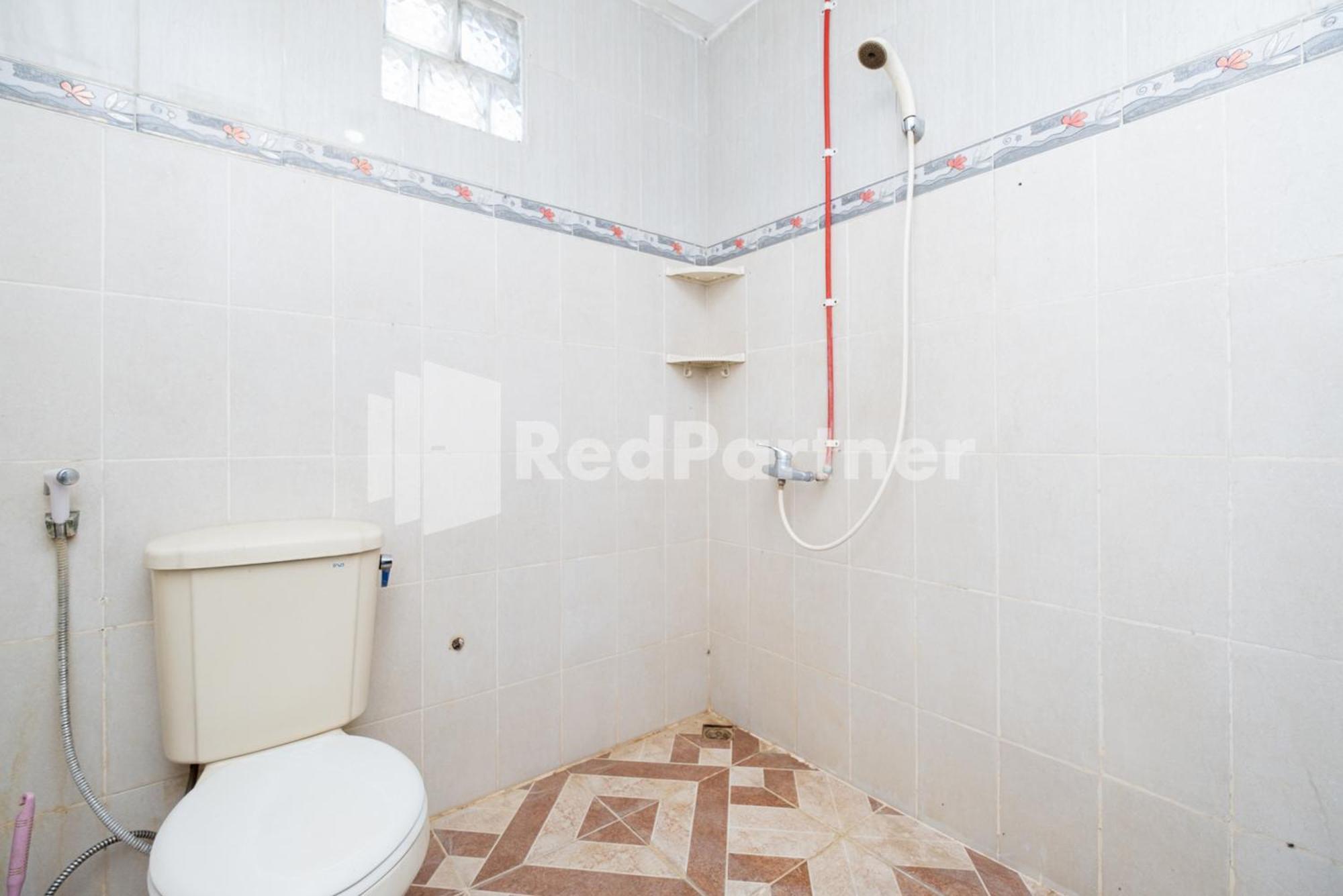 Hotel Dukuh Kupang Mitra Reddoorz 2*