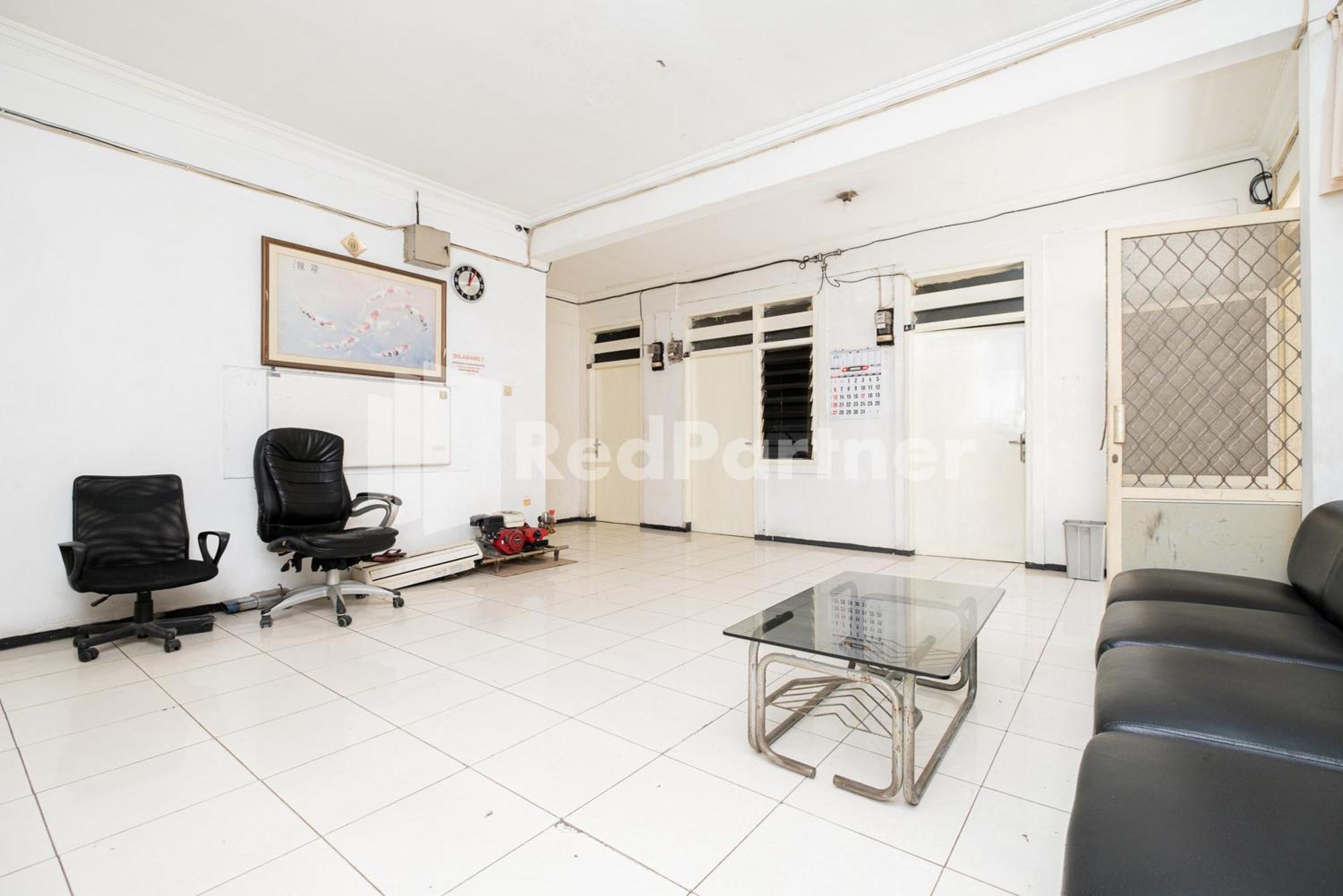 Dukuh Kupang Mitra Reddoorz 2*