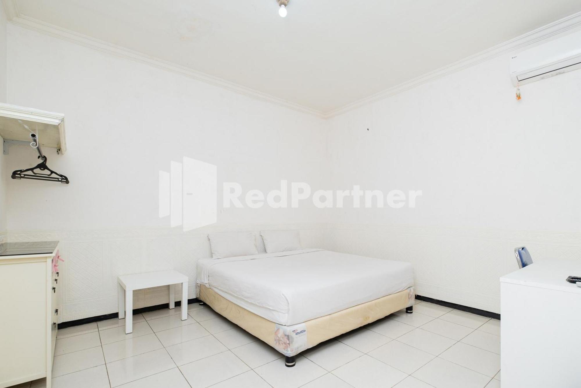 Dukuh Kupang Mitra Reddoorz Hotel 2*